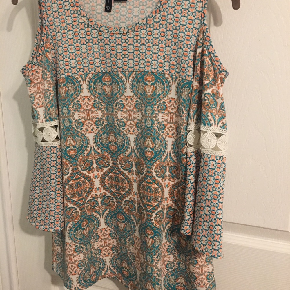 NEW DIRECTIONS Cold Shoulder top